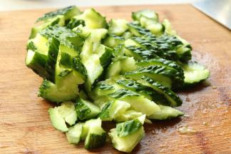 处理好的腐竹切段