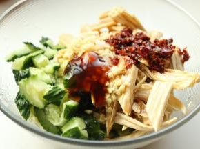 加入所有调料。