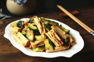 多吃一些腐竹不错，又好吃又有营养。