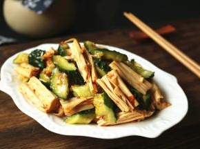 多吃一些腐竹不错，又好吃又有营养。