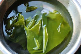 汤锅加水，烧开后下入海带煮几分钟，很快海带会变成绿色，并且变软。