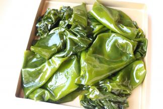 煮熟的海带放入凉水浸泡一会，捞出来沥干水分。