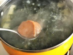 加入两大勺味增酱，就不需要别的调料了。