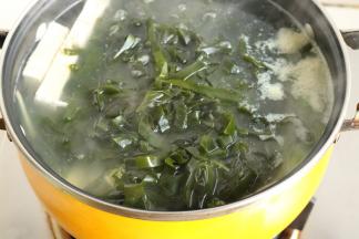再下入切好的海带丝，再煮10分钟。