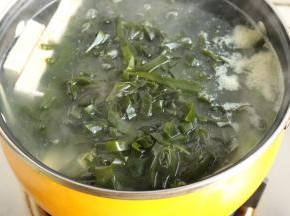 再下入切好的海带丝，再煮10分钟。