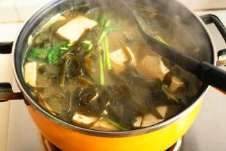 继续煮5分钟，加香菜即可，淋少许麻油调味。