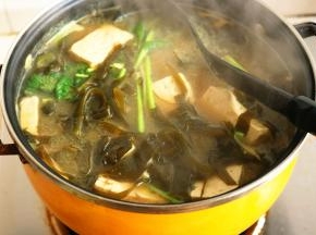 继续煮5分钟，加香菜即可，淋少许麻油调味。