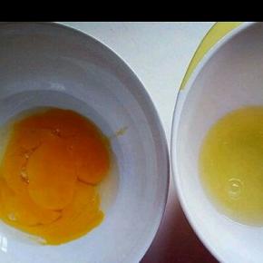 蛋白，蛋黄分别再无油，无水的容器中。