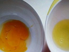 蛋白，蛋黄分别再无油，无水的容器中。