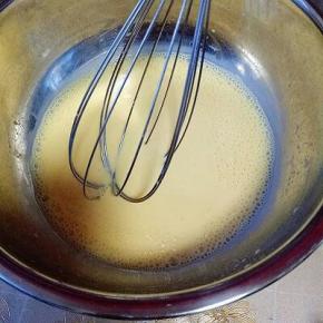 蛋黄打散，加入牛奶手动打蛋器打均匀。