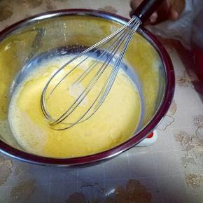 加入玉米油，继续打均匀。