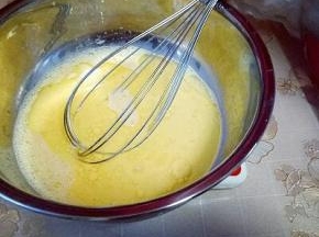 加入玉米油，继续打均匀。