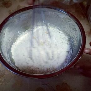 筛入低筋面粉，抽打均匀。