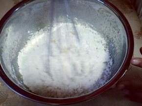 筛入低筋面粉，抽打均匀。