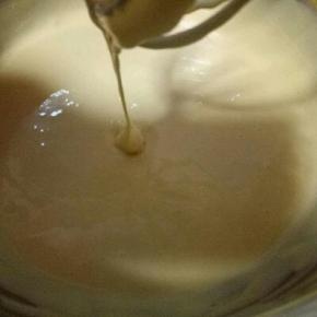 蛋糊液做好了，提起打蛋器自由流动即可，放边上备用。