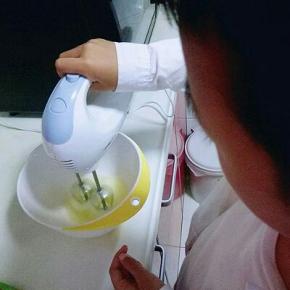 蛋白打发，电动打蛋器中速，打至有大气泡时加入3/1的糖，继续中速打发，打至蛋白稍微有细腻，有纹路时再加入3/1的白砂糖，继续中速打发。