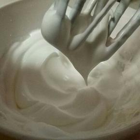 剩余的糖全部加入，打至提起打蛋器有尖角，蛋白打发即为成功。