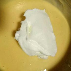 取3/1的蛋白霜加入蛋糊中，翻拌均匀或者Z字，切拌至均匀看不到蛋白霜。