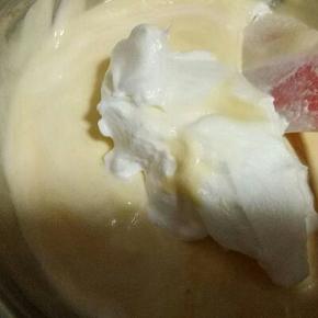 再取3/1的蛋白霜加入蛋糊中，翻拌看不到蛋白霜。同样手法操作，翻拌时手法一定要注意。