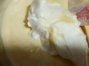 再取3/1的蛋白霜加入蛋糊中，翻拌看不到蛋白霜。同样手法操作，翻拌时手法一定要注意。