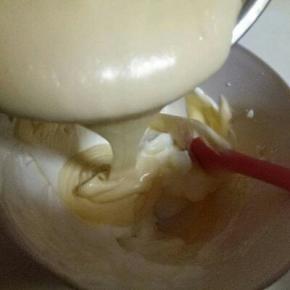 最后将蛋糊倒入打发的蛋白容器中，翻拌均匀。