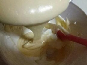 最后将蛋糊倒入打发的蛋白容器中，翻拌均匀。