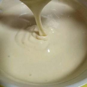 做好的蛋糕糊，很细腻，看不到蛋白霜。