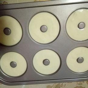 装入裱花袋，(也可以用食品袋，把一个角剪个小口)挤入模具中。