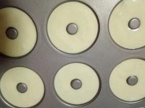 装入裱花袋，(也可以用食品袋，把一个角剪个小口)挤入模具中。