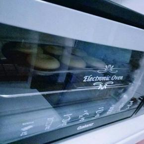 烤箱140度预热5分钟，把模具放入中层的烤网上。140度烤25-30分钟，图中大约烤了10分钟左右时，已经爬高了。(根据自己家的烤箱温度设定)