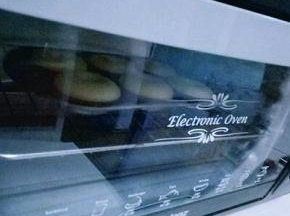 烤箱140度预热5分钟，把模具放入中层的烤网上。140度烤25-30分钟，图中大约烤了10分钟左右时，已经爬高了。(根据自己家的烤箱温度设定)