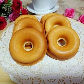 戴上手套，取出烤盘，稍微量些脱模。