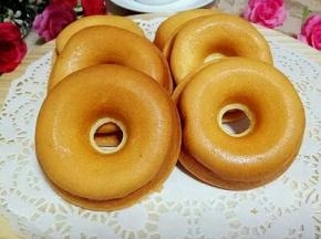 戴上手套，取出烤盘，稍微量些脱模。