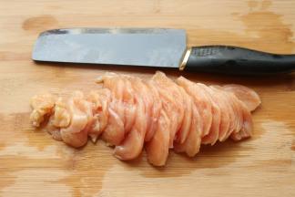 鸡胸肉一块切成薄片。