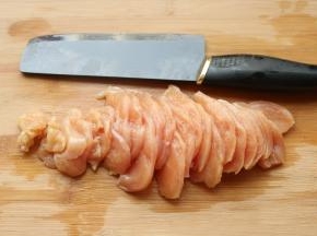 鸡胸肉一块切成薄片。