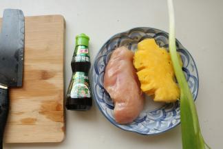准备好食材。菠萝去皮取嫩肉部分，鸡胸肉洗净，小葱洗净。