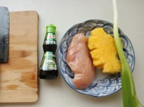 准备好食材。菠萝去皮取嫩肉部分，鸡胸肉洗净，小葱洗净。