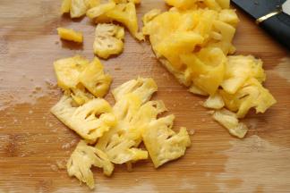 菠萝也切片，略微沥干一下水分。