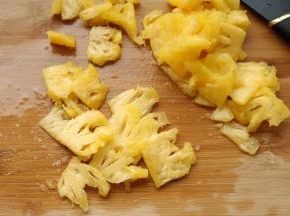 菠萝也切片，略微沥干一下水分。