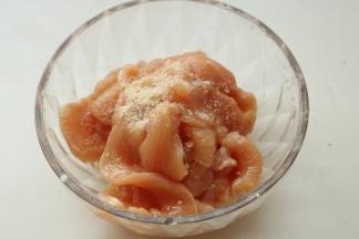 切好的鸡肉加一些水淀粉，一些鸡粉，抓匀腌制10分钟。