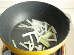 炒锅放油，爆香葱段。