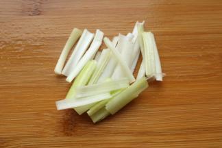 葱切段。
