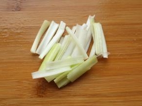 葱切段。