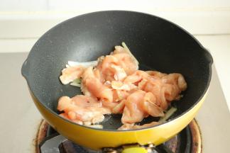 下入腌制好的鸡肉片。