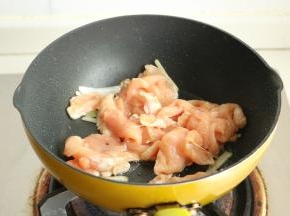 下入腌制好的鸡肉片。