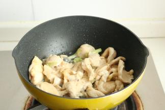 炒散，鸡肉变白。