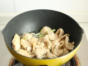 炒散，鸡肉变白。