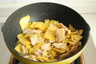 再次翻炒均匀。