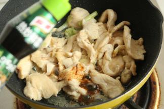 加入家乐热炒鲜露，炒出鲜味。