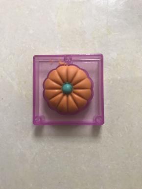 把上盖以三个定位点为标准合上，用手掌用力压紧，拿下上盖，底下模柜是空的，用手指顶一下很好脱模。